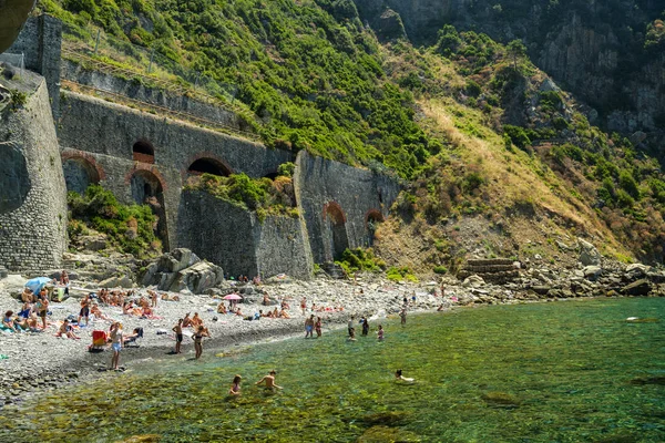 Риомагиор Италия Июня 2018 Года Туристы Принимающие Ванну Маленьком Каменном — стоковое фото