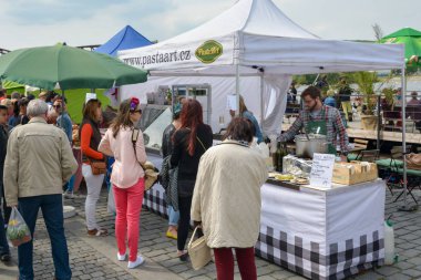 Prague, Çek Cumhuriyeti - 23 Mayıs 2015: çeşitli mallar gıda Naplavka piyasada Prag, Çek Cumhuriyeti için sırasında güneşli Cumartesi Mayıs 2015 yılında satın alma ve insanlar