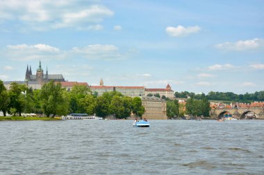 Prague, Çek Cumhuriyeti - 23 Mayıs 2015: sürme ve kürek teknelerde Vltva Nehri Prag, Çek Cumhuriyeti için üzerinde Mayıs 2015 sırasında rahatlatıcı insanlar