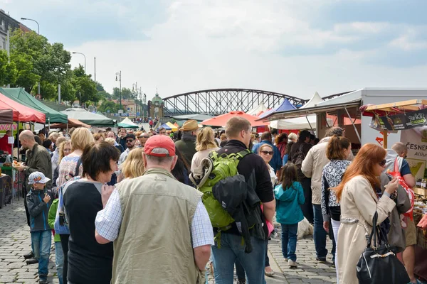 Prague Tsjechië Mei 2015 Mensen Lopen Beroemde Naplavka Markt Praag — Stockfoto
