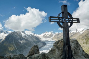 İsviçre Alpleri'nde Eggishorn tepe üstüne metal çapraz. Arka planda,-ebilmek var olmak seen Alpleri'nde - Aletsch Buzulu, en uzun Buzulu