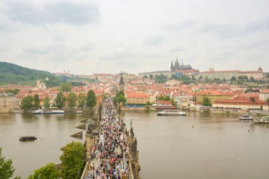 Prague, Çek Cumhuriyeti - 24 Mayıs 2015: kitle Charles Köprüsü Prag, Çek Cumhuriyeti için üzerinde Mayıs 2015 sırasında yürüyen turist