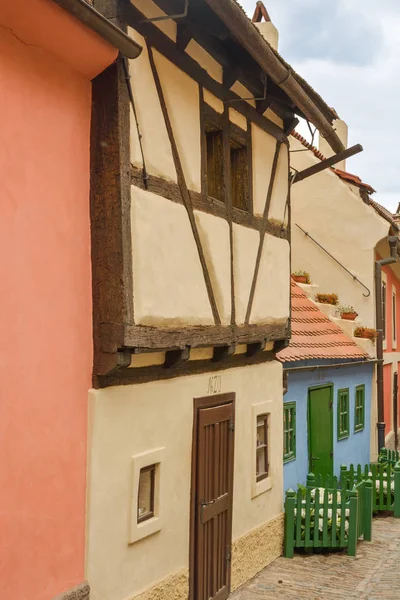 Prague, Çek Cumhuriyeti - 23 Mayıs 2015: Golden Lane Prag, Çek Cumhuriyeti. Popüler turistik.