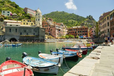 Vernazza, İtalya - 30 Haziran 2018: turist Vernazza İtalya güneşli günde yaz 2018 sırasında zevk