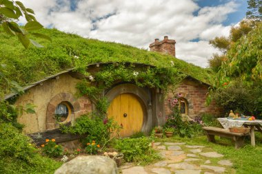 Matamata, Yeni Zelanda - 11 Şubat 2015: bir küçük evlerin Hobbitköy film seti, Yeni Zelanda'da Şubat 2015 sırasında