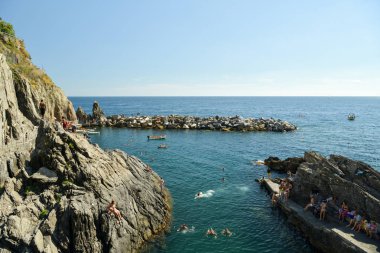 Manarola, İtalya - 29 Haziran 2018: insanlar Harbor Manarola, İtalya için yüzme sırasında sıcak yaz gün Haziran 2018