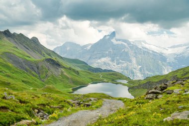 Grindelwald, İsviçre yakınındaki arka planda şaşırtıcı alp manzara ile göl Bachalpsee