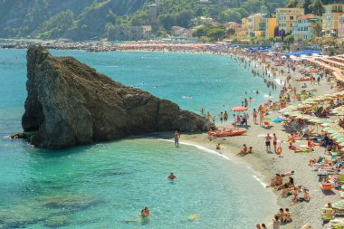 Monterosso al Mare, İtalya - 30 Haziran 2018: kalabalık plaj insan içinde şehir Monterosso Al 2018 sıcak yaz aylarında İtalya Cinque Terre'nin sahil parçası olan Mare,