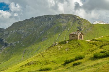 Passo Pordoi İtalyan Dolomites içinde küçük kilisede