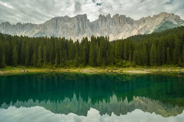 Pěkný Odraz Dolomity Lago Carezza Itálie — Stock fotografie