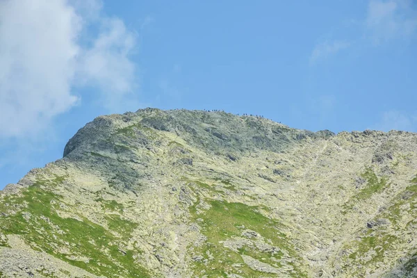 高タトラ山脈 スロバキアの Krivan のピークの上は人気の観光地 天気がいいときに観光客で混雑 — ストック写真