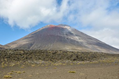 Mount Ngauruhoe volkan Yeni Zelanda'da Tongariro alp crossing yürüyüş sırasında görülen