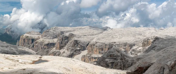 Vista Panorámica Del Hermoso Grupo Sella Dolomitas Italianas Cubiertas Nubes —  Fotos de Stock