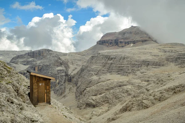 Kvalitní Čas Dřevěných Stavení Výhledem Piz Boe Regionu Dolomity Itálie — Stock fotografie