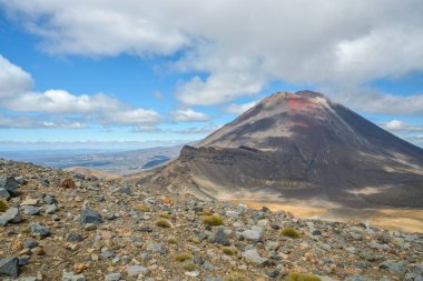 Mount Ngauruhoe, Yeni Zelanda kuzey adasında hala aktif yanardağ