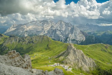 İtalyan Dolomites Passo Pordoi ve Marmolada tepe üzerinde güzel manzara