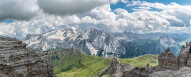 Panoramik Marmolada tepe, Dolomites dağ silsilesi İtalya'nin üzerinde