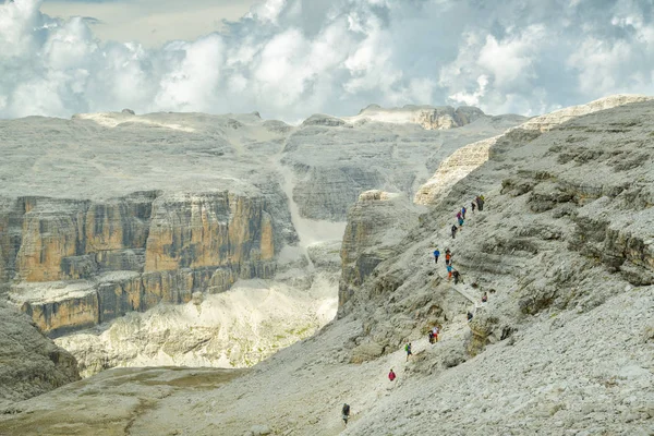 Canazei Talya Ağustos 2018 Kalabalık Turist Talyan Dolomites Canazei Şehir — Stok fotoğraf