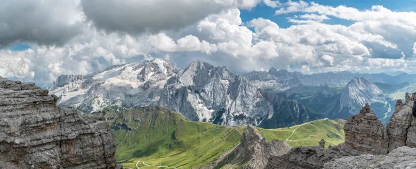 イタリアのドロミテ山脈の最高峰マルモラーダ ピークのパノラマ ビュー — ストック写真