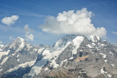En ikonik tepe, Bernese bulut içinde gizli Alpler, Mount Jungfrau,