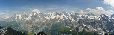 Tipik Bernese Highlands panorama (solda baskın Jungfrau, monchi ve Eiger zirveleri ile)