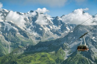 Murren, İsviçre - 15 Ağustos 2018: Cablecar tam turist, yaz aylarında 2018 yılında İsviçre Alpleri'nde Birg üst terminale yaklaşılıyor