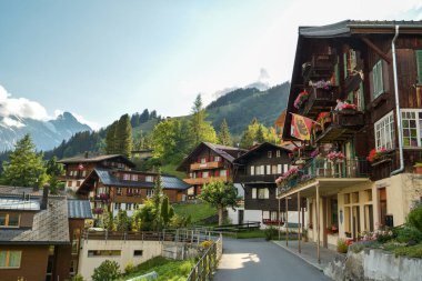 Murren, İsviçre - 15 Ağustos 2018: Murren, İsviçre'nin dağ köyü Ağustos 2018 ahşap evler