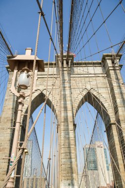 Brooklyn Köprüsü'nde ve New York CIT içinde skycrapers görüntüleme