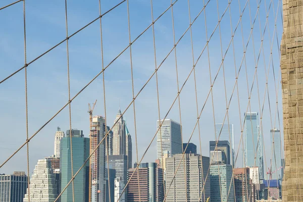 Manhattans skyskrapor bakom Brooklyn bridge — Stockfoto