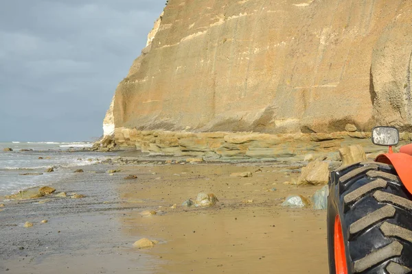 Pequena Expedição Para Sequestradores Cabo Velhos Tratores Através Praia Perto — Fotografia de Stock