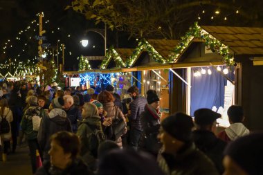 Bern, İsviçre - 1 Aralık 2018: İnsanlar ziyaret geleneksel Noel Pazar Bern, İsviçre için Aralık 2018 sırasında güneş battıktan sonra akşamları