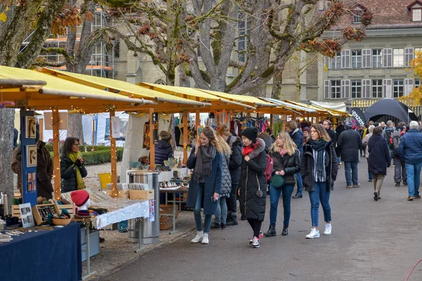 Bern Zwitserland December 2018 Mensen Bezoekt Traditionele Kerstmarkt Buurt Van — Stockfoto