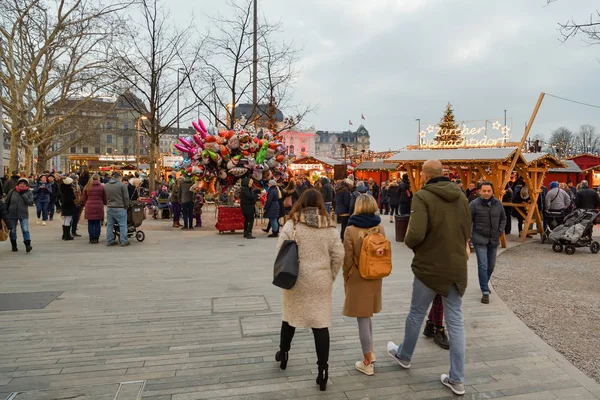 瑞士苏黎世 2018年12月15日 2018年圣诞节前一周 人们参观瑞士苏黎世贝尔维尤附近的传统圣诞市场 — 图库照片