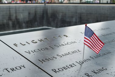 New York City, Amerika Birleşik Devletleri - 4 Ekim 2018: 9/11 Anıtı Aşağı Manhattan, New York City Ekim 2018 sırasında küçük Amerikan bayrağı