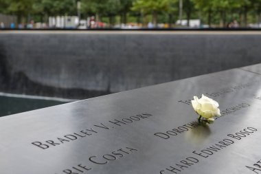 New York City, Amerika Birleşik Devletleri - 4 Ekim 2018: Küçük 9/11 Anıtı Aşağı Manhattan, New York City üzerinde Ekim 2018 sırasında gül