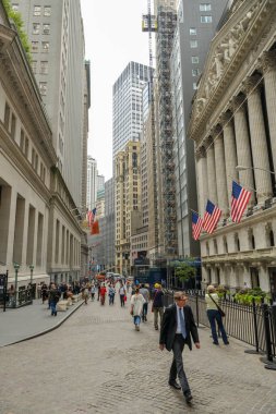 New York City, Amerika Birleşik Devletleri - 4 Ekim 2018: Sonbahar 2018 sırasında geniş sepetle ünlü New York Borsası yanında NYC üzerinde yürüyen insanlar, kalabalık