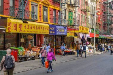 New York City, ABD - 5 Ekim 2018: Ekim 2018'de Manhattan, New York'taki Chinatown semtinde renkli mağazaların yanında yürüyen insanlar