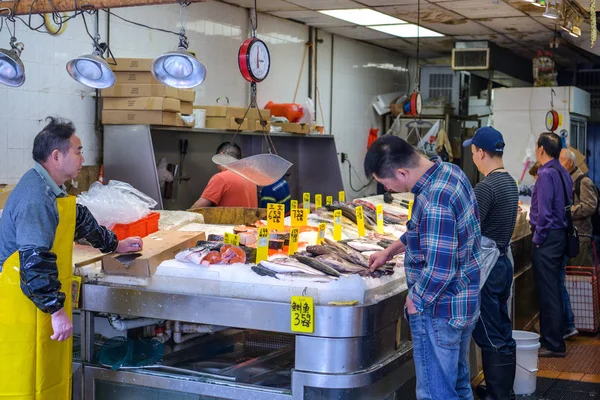 Нью Йорк Сша Октября 2018 Года Потенциальный Покупатель Смотрит Рыбу — стоковое фото