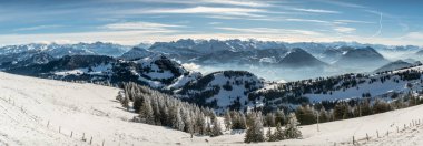 Panoramik olarak görülen dağlar - Mount Rigi kraliçesi üzerinden karlı İsviçre Alpleri üzerinde