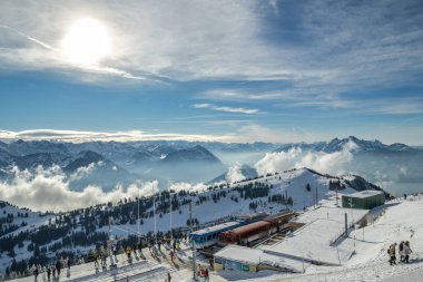Rigi Kulm, İsviçre - 4 Ocak 2019: Tren İsviçre Alpleri konusundaki görüşlerini zevk turist İstasyonu Mount Rigi, İsviçre üstüne güneşli kış gündüz