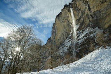 Güzel Staubbach Falls'ta Bern, İsviçre küçük Lauterbrunnen şehir kış aylarında
