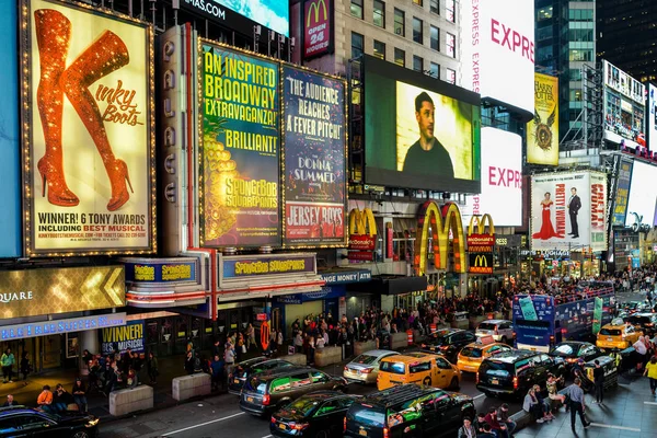 Trafikerad gata nära Times Square i New York City — Stockfoto