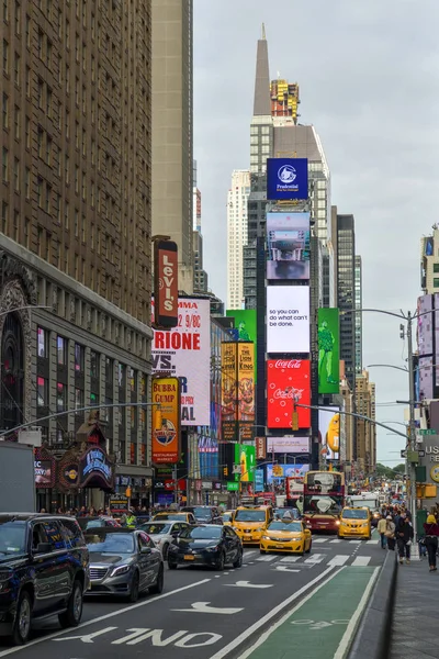 Upptagen 7th Avenue nära Times Square i New York City — Stockfoto