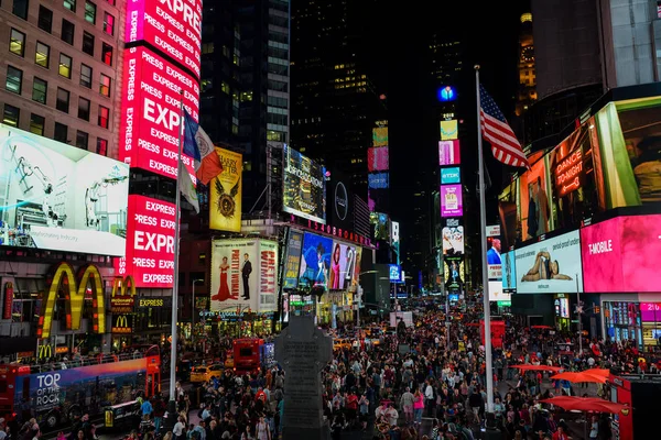 Turister som njuter av sin tid på Times Square i New York City — Stockfoto