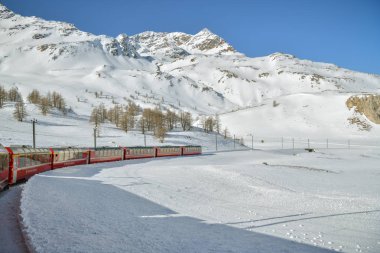 Tipik kırmızı Bernina Express tren Bernina pas at binme