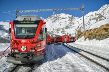 Alp Grum stop üzerinde Bernina ekspres tren