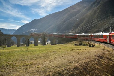 Bernina ekspres tren ünlü Brusio spiral VIAD aşağı sürme