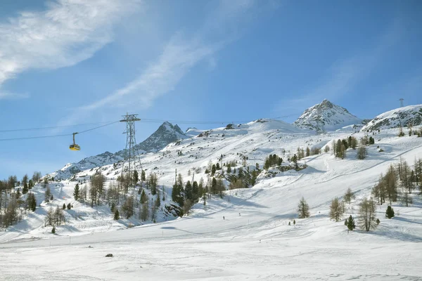 Teleférico avanzando hacia Diavolezza en Diavolezza esquí reso — Foto de Stock
