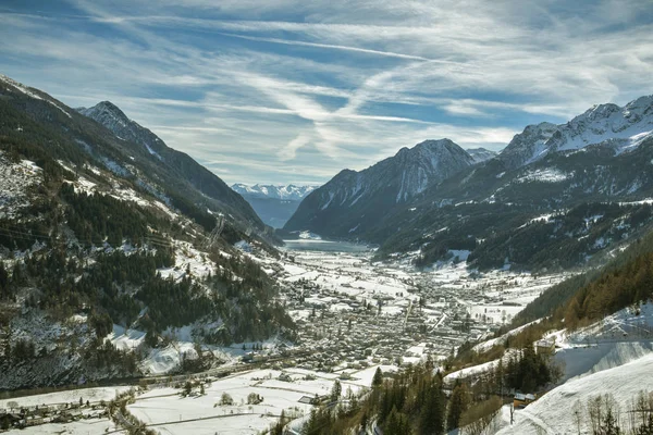 Beuatiful uitzicht op Val Poschiavo in Zwitserland en op de — Stockfoto