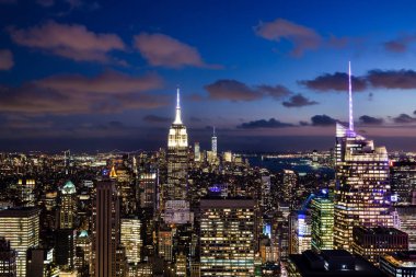 New York, Amerika Birleşik Devletleri-Ekim 5, 2018: Manhattan 'da güzel görünümü ile New York 'ta Rockefeller Center üst görüldüğü gibi, Amerika Birleşik Devletleri sonbahar sırasında günbatımı kısa bir süre sonra 2018
